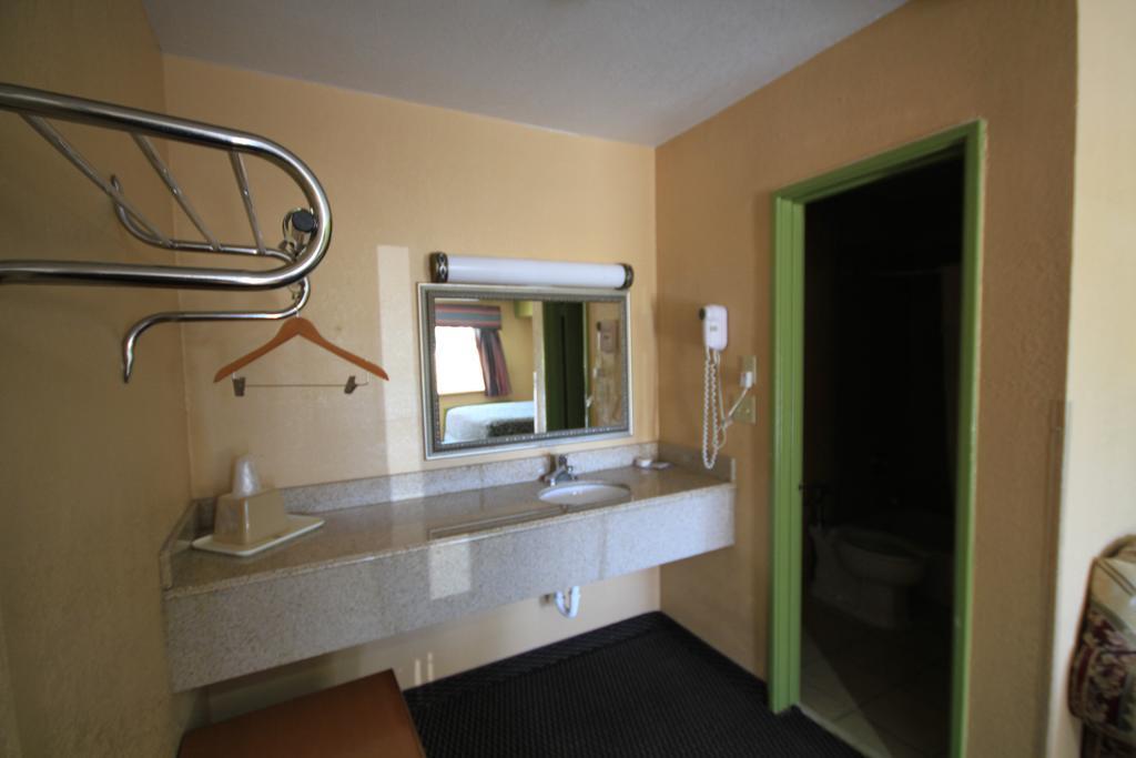 Holiday Terrace Motel Houston Bagian luar foto